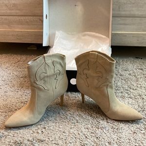 New Nine West Flows Western Heeled Booties Ivory Suede 7.5